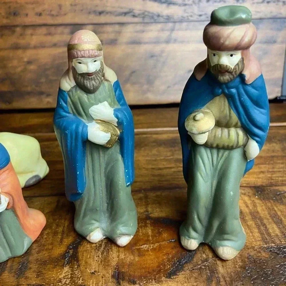 Vtg Hand Painted Nativity 7 pc Set: Baby Jesus,Joseph, Mary, Wise Men, One Cow - Picture 3 of 10